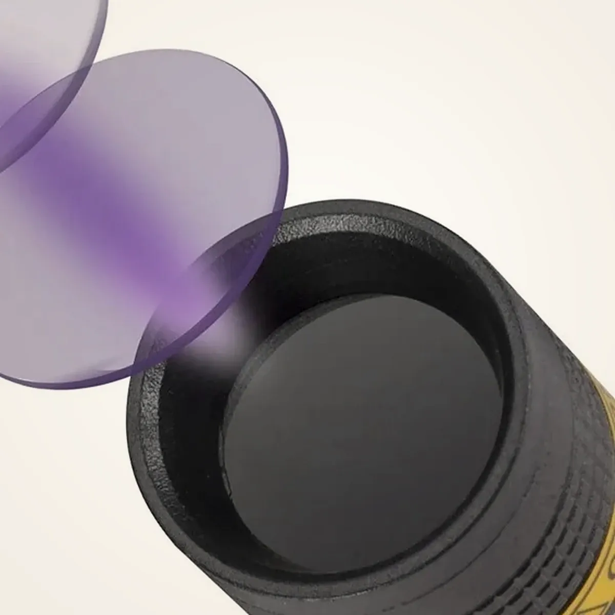 Tête de la lampe UV : la LED 365 nm derrière son filtre noir, avec les disques du filtre en éclaté